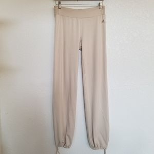 Adidas Neutral biege Relaxed Fit Sweatpant
